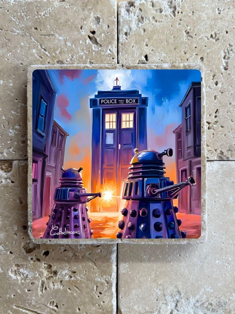 Pierre travertin 10x10 cm – Carreau décoratif TARDIS et Daleks science-fiction, verso liège