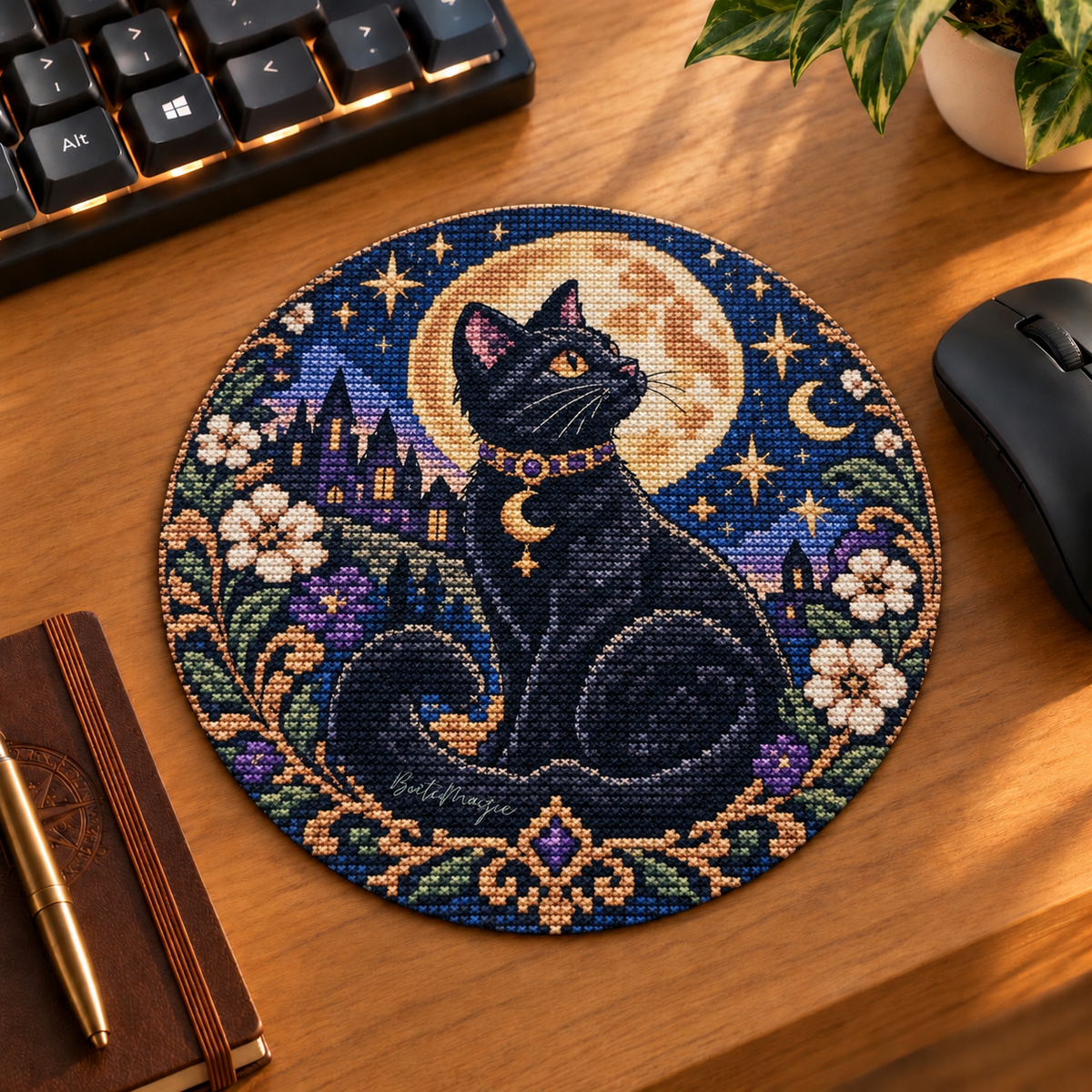 Mockup réaliste du tapis de souris rond Chat noir lunaire, avec chat noir et pleine lune sur bureau en bois