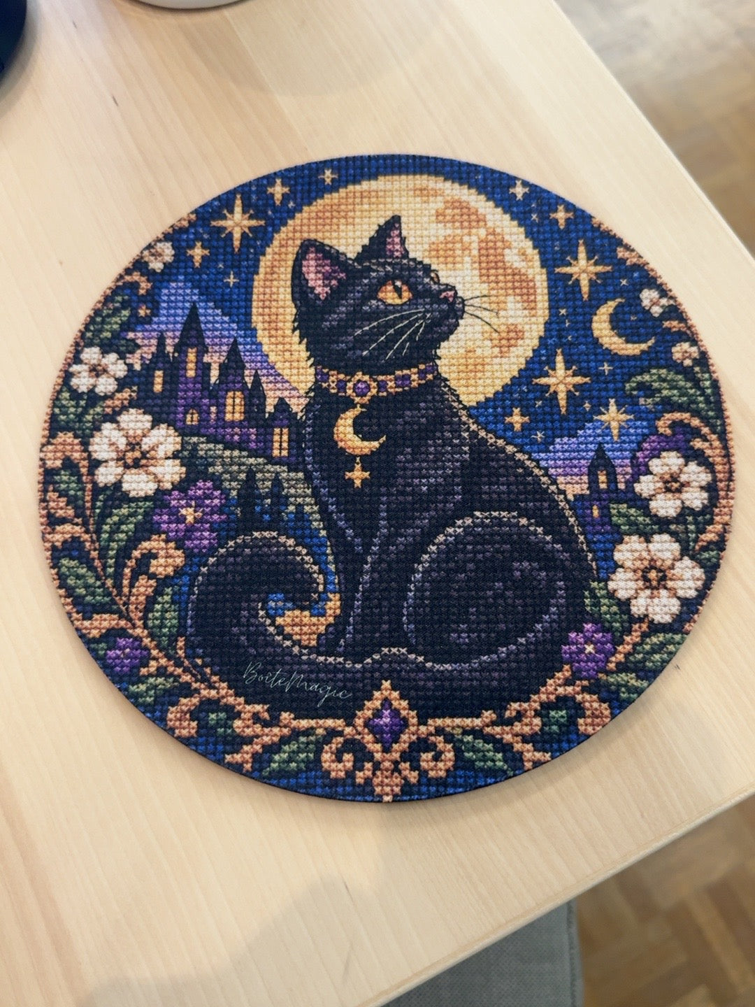 Photo originale du tapis de souris rond Chat noir lunaire avec chat noir, château et pleine lune